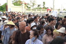 Người dân xếp hàng dài chờ chiêm bái xá lợi Đức Phật Thích Ca tại TPHCM