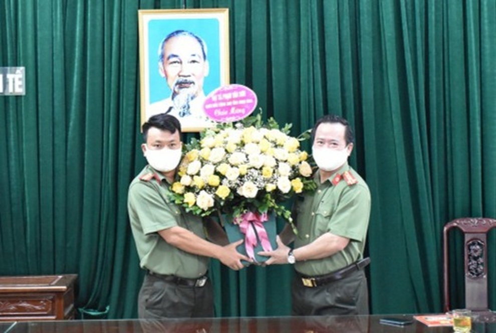 Thiếu tá Công an vứt xe, lao xuống sông cứu 2 học sinh khỏi đuối nước - 1 Thiếu tá Công an vứt xe, lao xuống sông cứu 2 học sinh khỏi đuối nước - 1