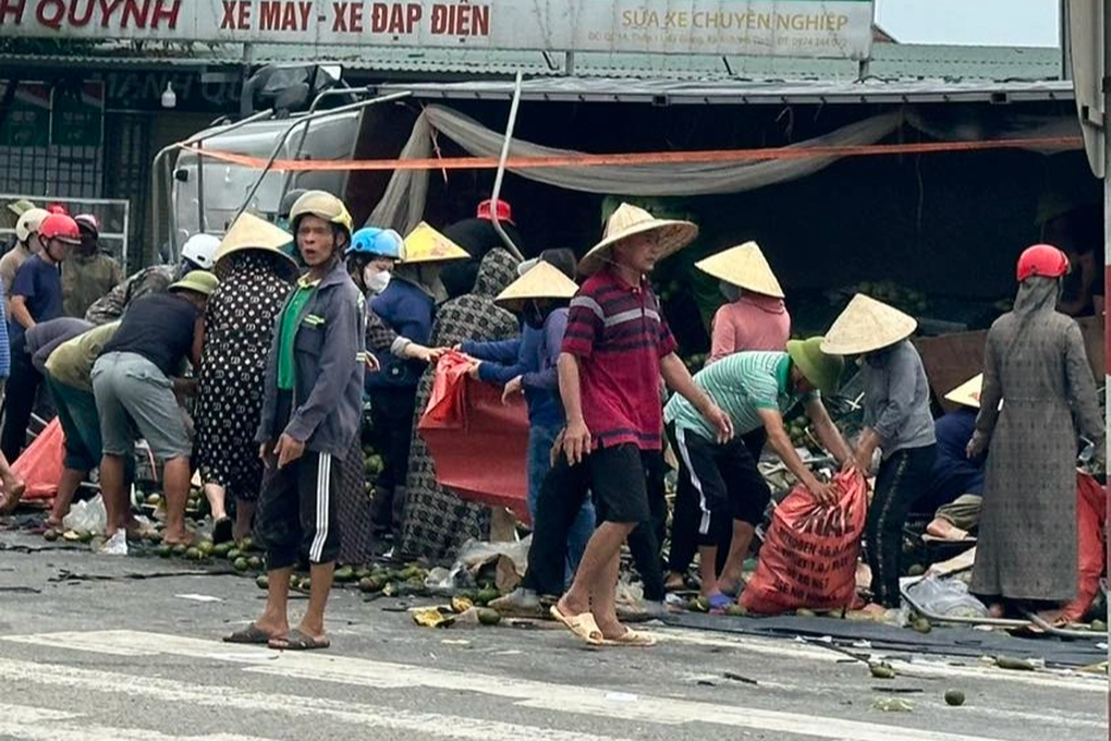 Người dân giúp tài xế gom hàng tấn cam, sau vụ lật xe làm một người tử vong - 2 Người dân giúp tài xế gom hàng tấn cam, sau vụ lật xe làm một người tử vong - 2