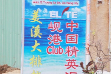 Xử lý nhà hàng, khách sạn in biển hiệu chữ Trung Quốc sai quy định