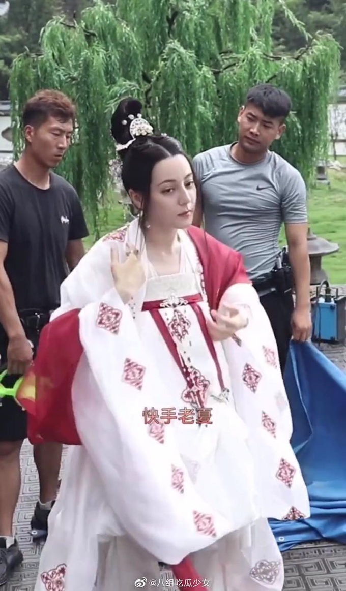 Netizen thi nhau phanh gấp trước bộ váy nhìn như khăn trải bàn của Địch Lệ Nhiệt Ba ở Trường Ca Hành - Ảnh 2. Netizen thi nhau phanh gấp trước bộ váy nhìn như khăn trải bàn của Địch Lệ Nhiệt Ba ở Trường Ca Hành - Ảnh 2.