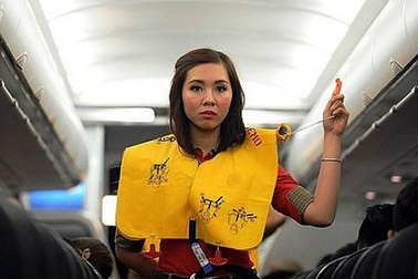 Nam hành khách bị phạt nặng vì xé vỏ áo phao trên máy bay