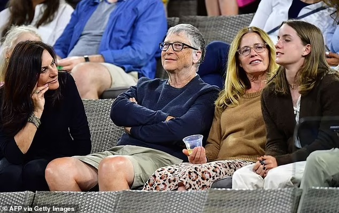 Bất ngờ với biểu cảm của tỷ phú Bill Gates khi đi với nhóm bạn nữ - 1 Bất ngờ với biểu cảm của tỷ phú Bill Gates khi đi với nhóm bạn nữ - 1