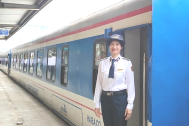 Hơn 20 năm làm nghề, nữ tiếp viên kể chuyện khó quên trên chuyến tàu Bắc - Nam