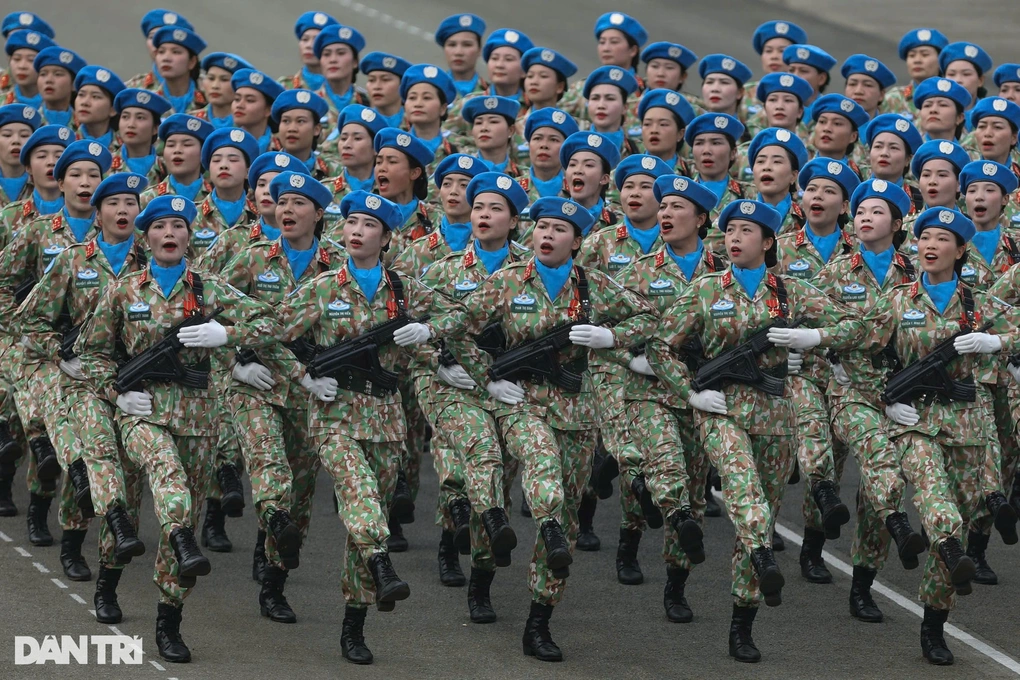 Bông hồng thép khối gìn giữ hòa bình: Hạnh phúc trong vòng tay nhân dân - 2 Bông hồng thép khối gìn giữ hòa bình: Hạnh phúc trong vòng tay nhân dân - 2