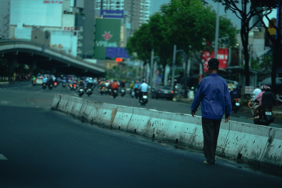 Chưa hết giãn cách xã hội, đường phố Sài Gòn đã đông đúc trở lại - 2 Chưa hết giãn cách xã hội, đường phố Sài Gòn đã đông đúc trở lại - 2
