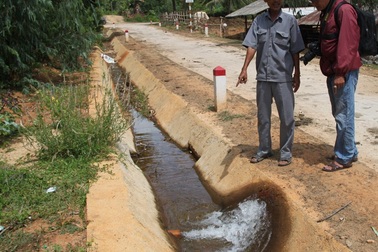 Dân thi nhau đục phá kênh thủy lợi “cướp” nước