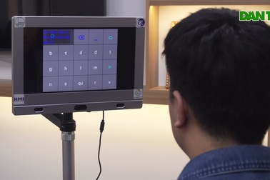 Cỗ máy giúp người liệt nói chuyện, lướt web bằng mắt của nhà khoa học Việt