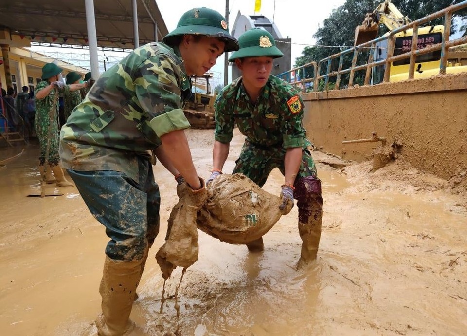 Cán bộ, chiến sĩ Biên phòng hỗ trợ người dân khắc phục hậu quả sau lũ - 3 Cán bộ, chiến sĩ Biên phòng hỗ trợ người dân khắc phục hậu quả sau lũ - 3