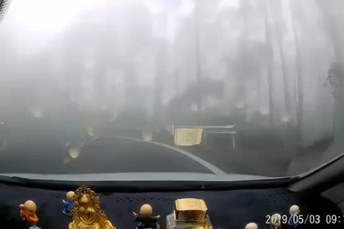 Sốc khoảnh khắc người phụ nữ lao xuống vực vì đổ đèo bằng xe tay ga