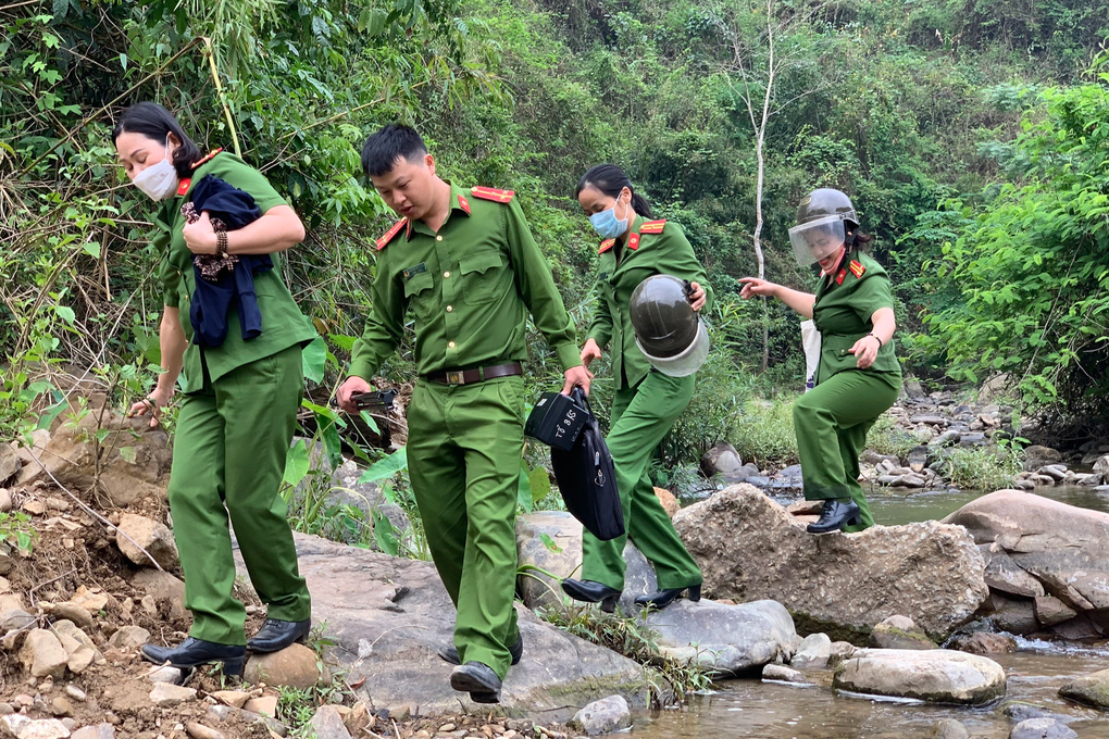 Ngày nghỉ lễ, bà cụ 109 tuổi được công an đến tận nhà làm căn cước công dân - 2 Ngày nghỉ lễ, bà cụ 109 tuổi được công an đến tận nhà làm căn cước công dân - 2