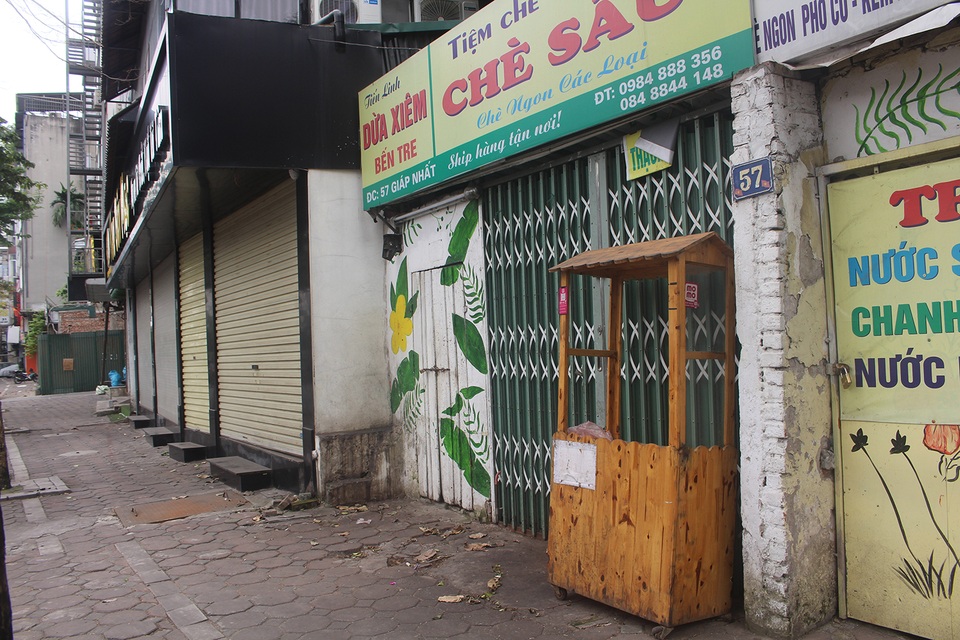 Nấm mốc, rêu phong bao phủ kín quán hàng sau chuỗi ngày dài đóng cửa - 3