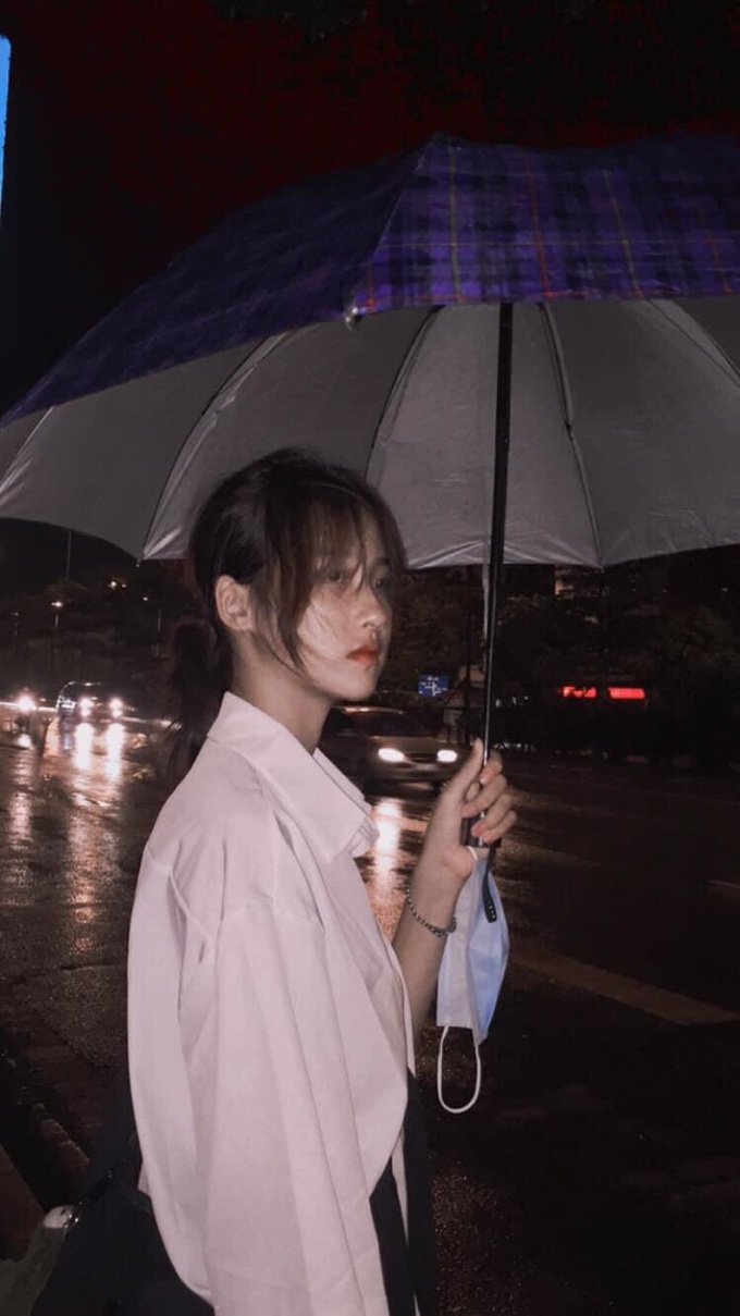 Cô gái bất ngờ được chú ý sau loạt ảnh chụp lén của chàng thiếu uý công an khi đang trú mưa - Ảnh 5. Cô gái bất ngờ được chú ý sau loạt ảnh chụp lén của chàng thiếu uý công an khi đang trú mưa - Ảnh 5.