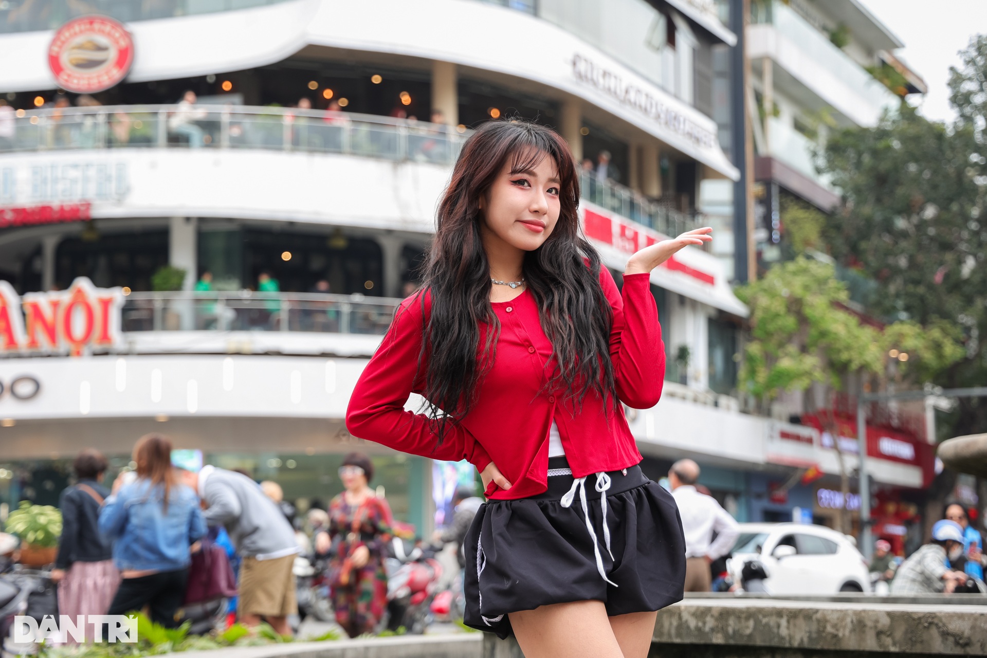 Hàng nghìn người đổ về tòa nhà Hàm cá mập chụp ảnh trước khi bị tháo dỡ - 4 Hàng nghìn người đổ về tòa nhà Hàm cá mập chụp ảnh trước khi bị tháo dỡ - 4