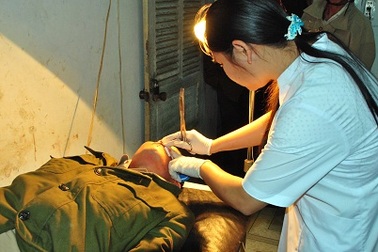 Quậy phá rồi tấn công công an viên