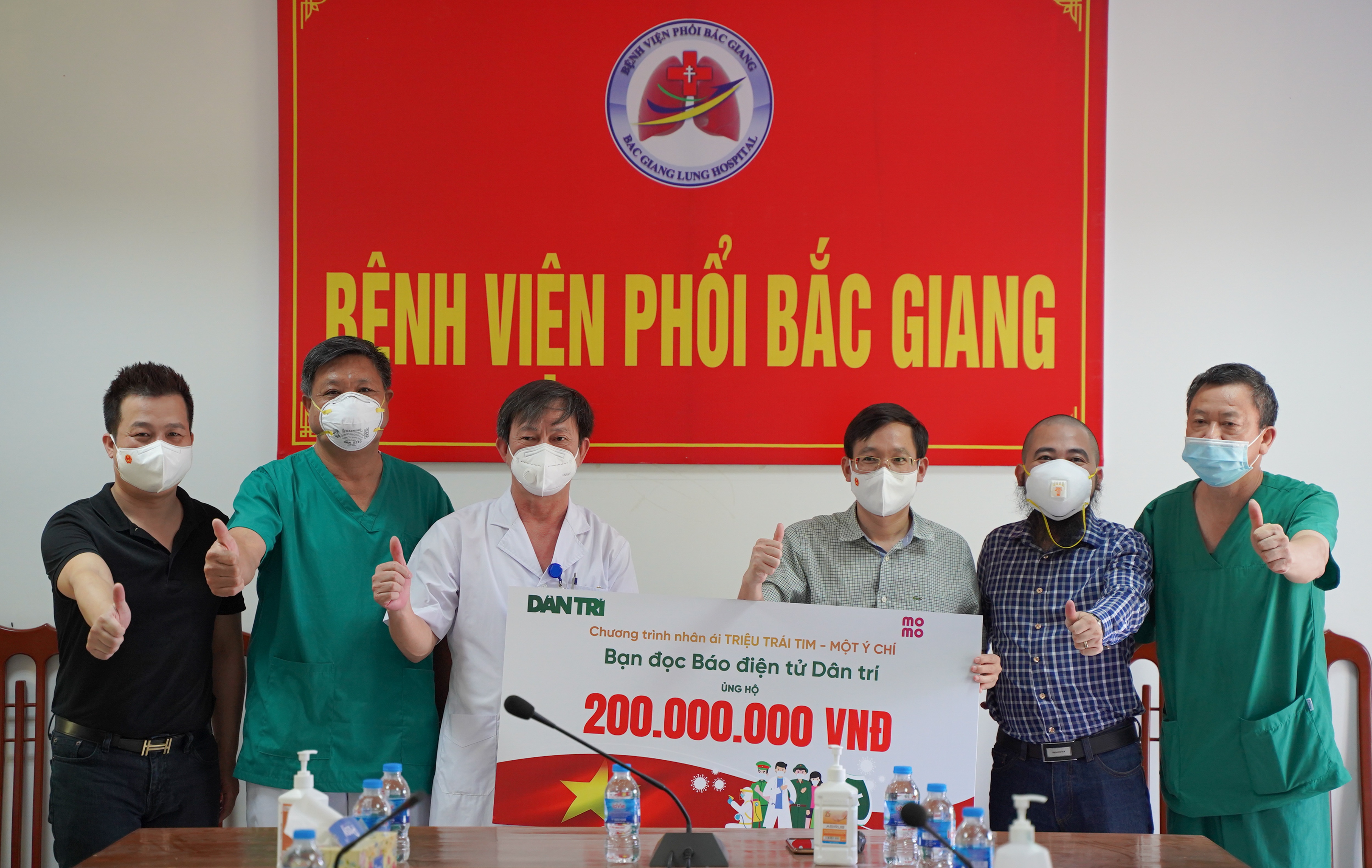 Trao tặng 1,2 tỉ đồng đến y, bác sĩ tuyến đầu chống dịch Covid-19 - 6 Trao tặng 1,2 tỉ đồng đến y, bác sĩ tuyến đầu chống dịch Covid-19 - 6