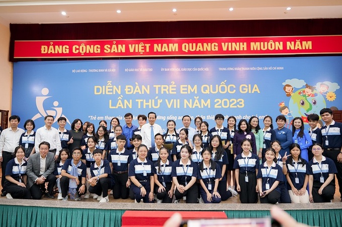 Các đồng chí lãnh đạo chụp ảnh lưu niệm cùng trẻ em tham dự Diễn đàn.