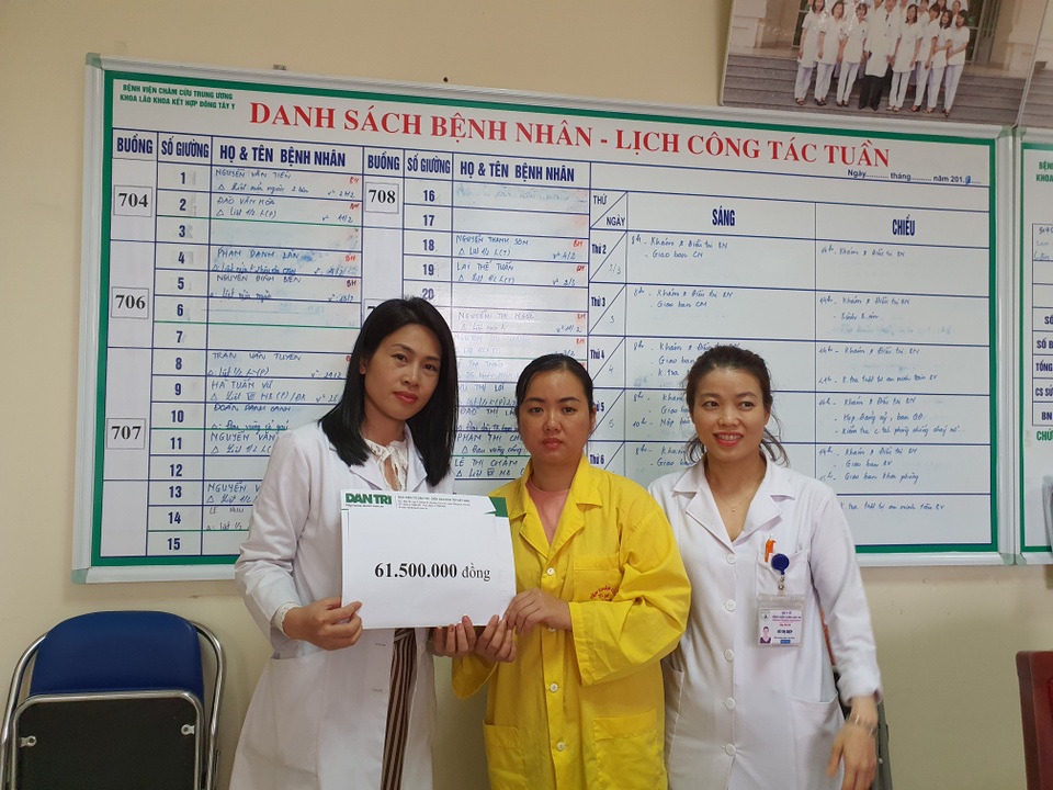 Các nhà hảo tâm đến thăm anh ấy chảy nước mắt - 4 Các nhà hảo tâm đến thăm anh ấy chảy nước mắt - 4
