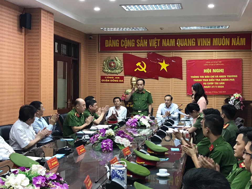 Vụ cướp ngân hàng BIDV: Kẻ chủ mưu rải tiền xuống đường để tẩu thoát - 1 Vụ cướp ngân hàng BIDV: Kẻ chủ mưu rải tiền xuống đường để tẩu thoát - 1