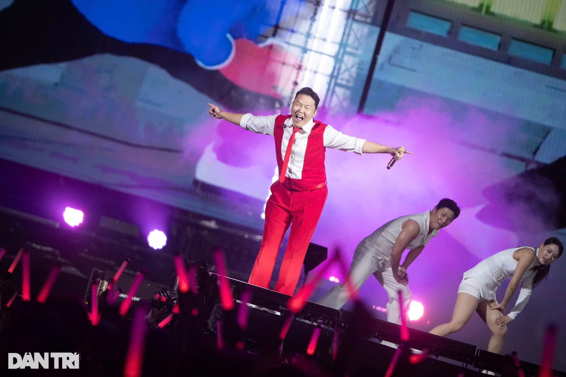 Ông hoàng Kpop PSY trình diễn Gangnam Style ở TPHCM, 10.000 người bùng nổ - 1 Ông hoàng Kpop PSY trình diễn Gangnam Style ở TPHCM, 10.000 người bùng nổ - 1