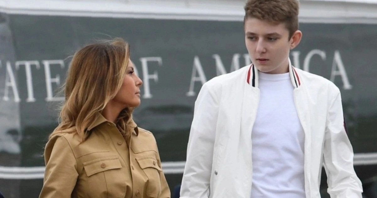 Barron Trump trong bộ đồ đơn sắc, gồm áo polo dài tay, quần kaki (Ảnh: Fox News Digital).