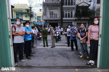 Thi vào lớp 10 ở TPHCM: Con vào phòng thi, phụ huynh "đứng ngồi không yên"