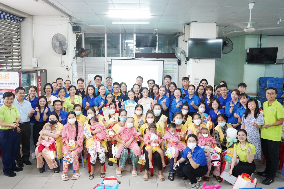 Trung thu ở viện nhi mưa tầm tã, cha mẹ lo lắng tình hình bão lũ quê nhà - 10 Trung thu ở viện nhi mưa tầm tã, cha mẹ lo lắng tình hình bão lũ quê nhà - 10