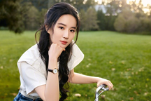 Lưu Diệc Phi cùng loạt thị phi: Mối quan hệ bí ẩn với cha nuôi tỷ phú