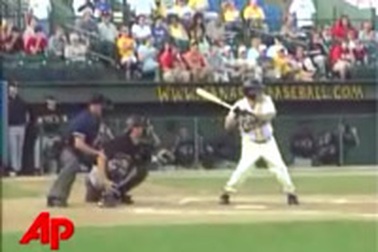 Vận động viên bóng chày 83 tuổi