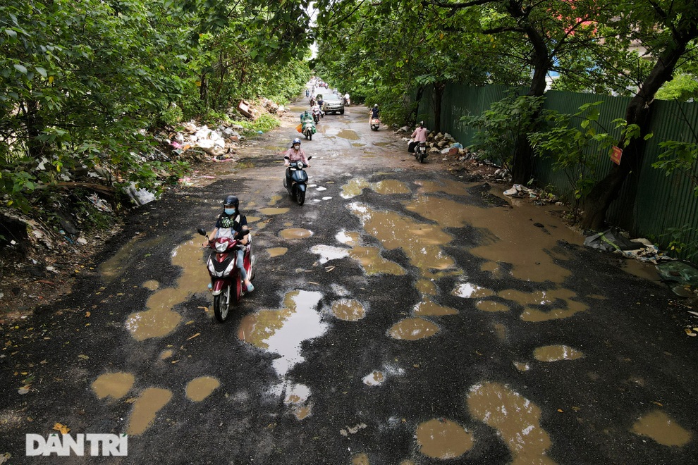 Người dân offroad trên con đường nghìn ổ gà giữa trung tâm Hà Nội - 1 Người dân offroad trên con đường nghìn ổ gà giữa trung tâm Hà Nội - 1
