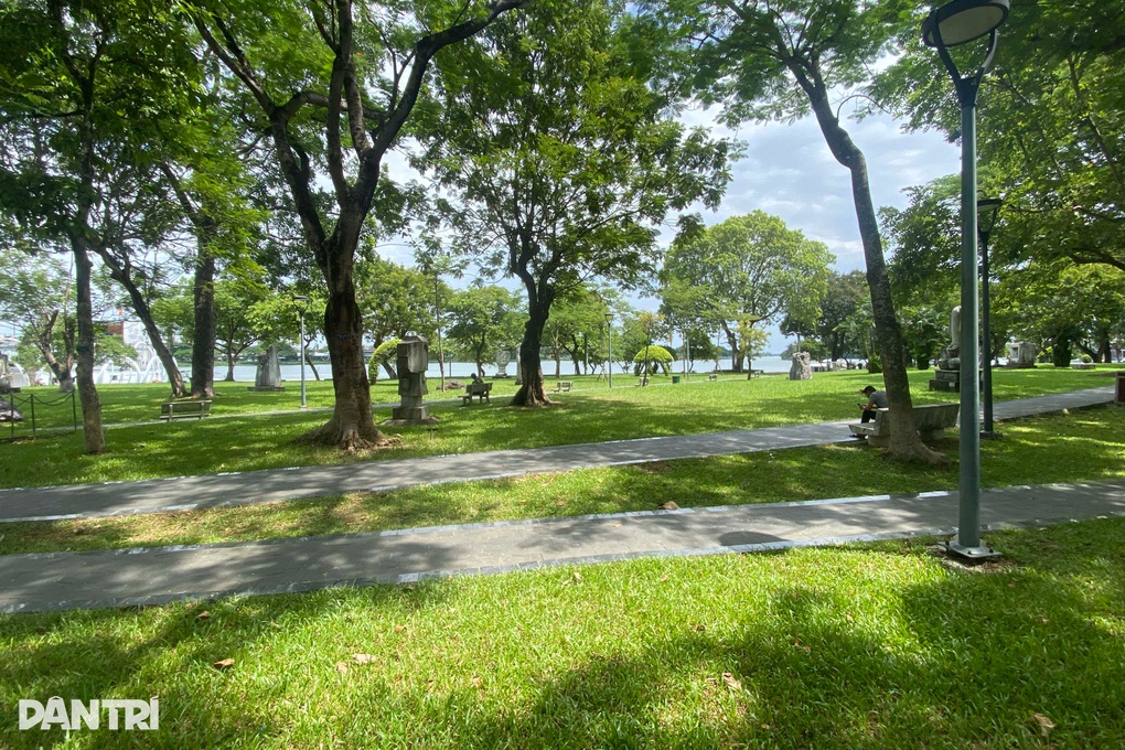 Vụ khách nước ngoài rơi nhẫn kim cương: Thuê cả thiết bị dò kim loại để tìm - 2 Vụ khách nước ngoài rơi nhẫn kim cương: Thuê cả thiết bị dò kim loại để tìm - 2