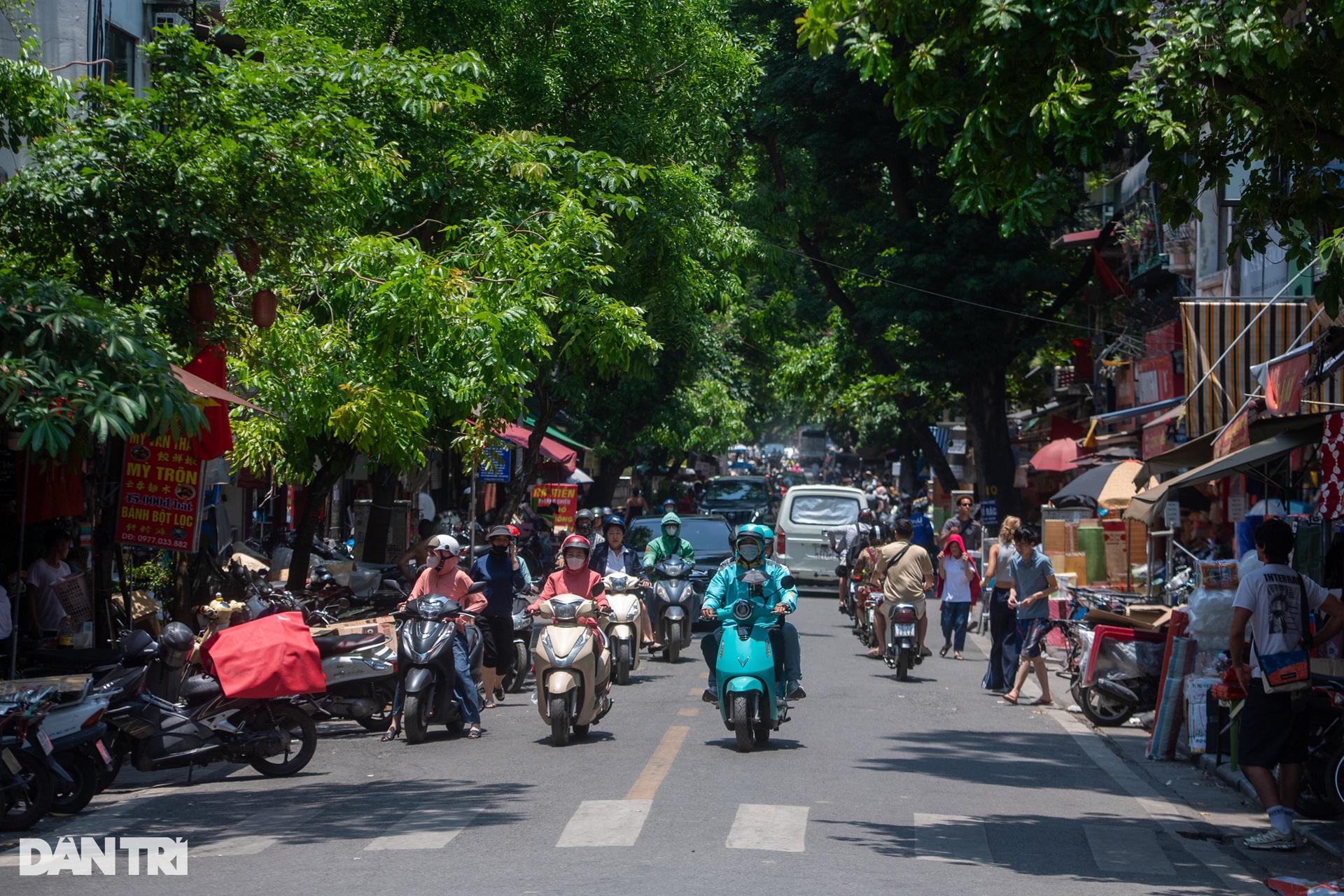 Hà Nội: Tái diễn cảnh chiếm dụng vỉa hè, đẩy người đi bộ xuống lòng đường - 1 Hà Nội: Tái diễn cảnh chiếm dụng vỉa hè, đẩy người đi bộ xuống lòng đường - 1