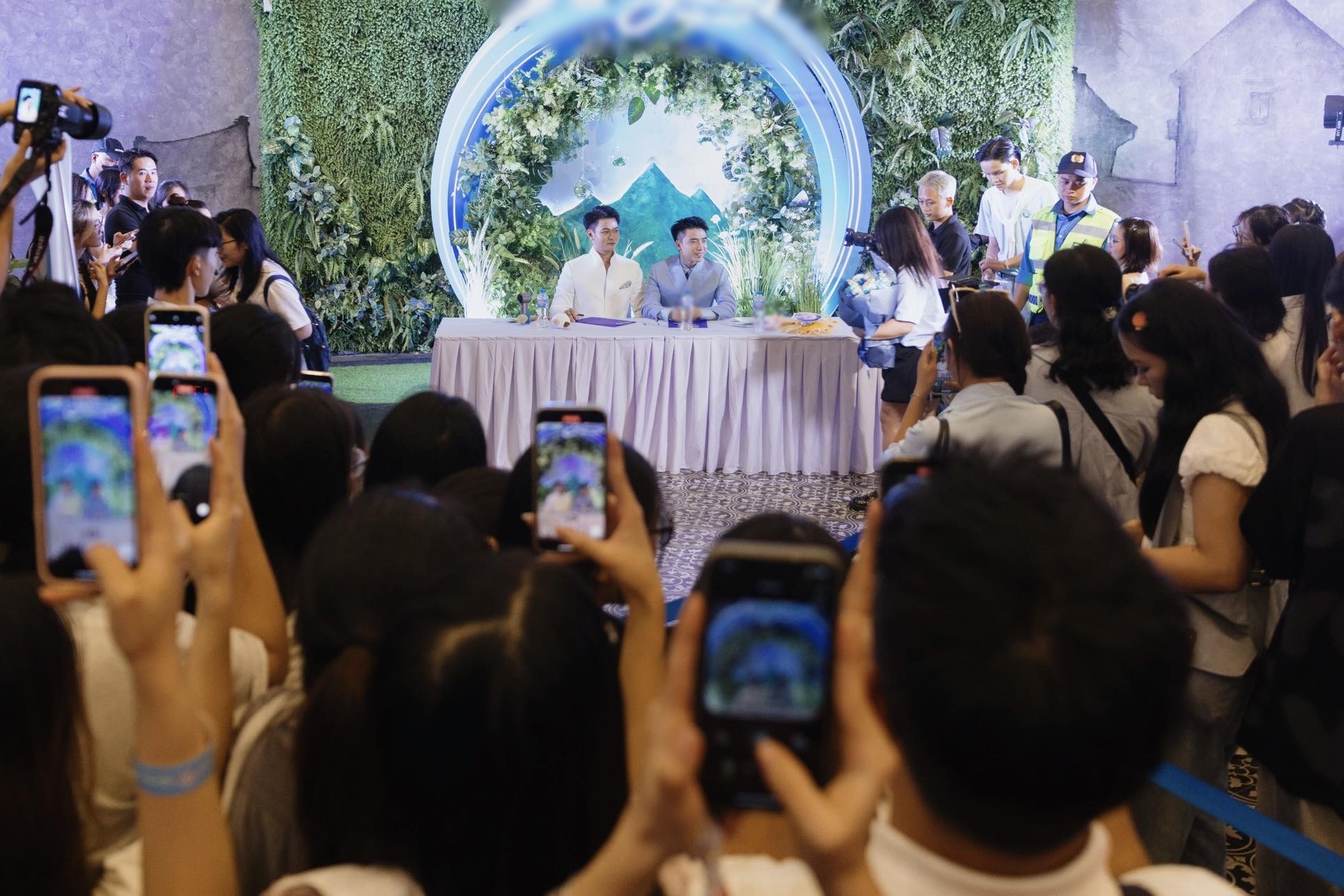 Fan bỏ tiền triệu, cặp LGBT hủy show: Tranh cãi mang tình cảm ra bán vé - 5 Fan bỏ tiền triệu, cặp LGBT hủy show: Tranh cãi mang tình cảm ra bán vé - 5