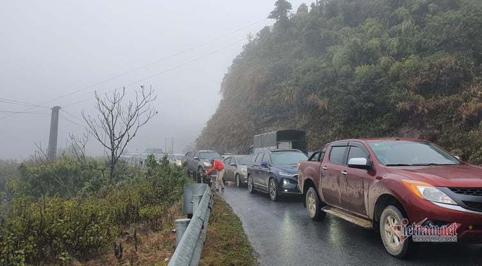 Trăm người co ro đi xem băng tuyết, đèo Ô Quy Hồ ùn dài 2 ngày liên tiếp - 9 Trăm người co ro đi xem băng tuyết, đèo Ô Quy Hồ ùn dài 2 ngày liên tiếp - 9