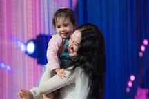 Bảo Anh lần đầu đưa con gái lên sân khấu, xúc động nói về tình mẫu tử