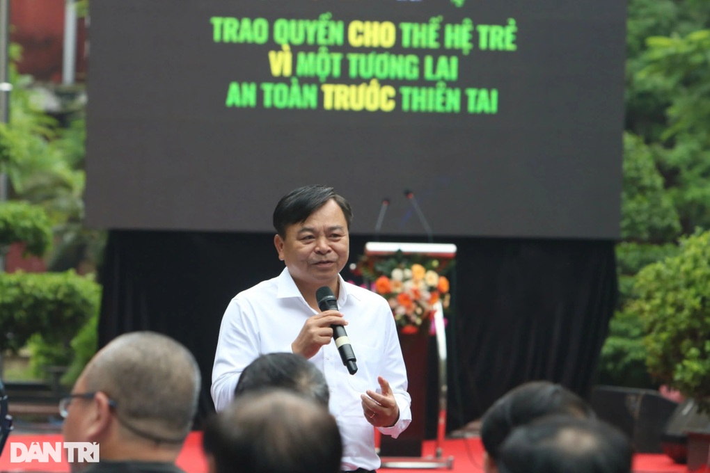 Học sinh Huế chất vấn Thứ trưởng Bộ Nông nghiệp và Phát triển nông thôn - 2 Học sinh Huế chất vấn Thứ trưởng Bộ Nông nghiệp và Phát triển nông thôn - 2