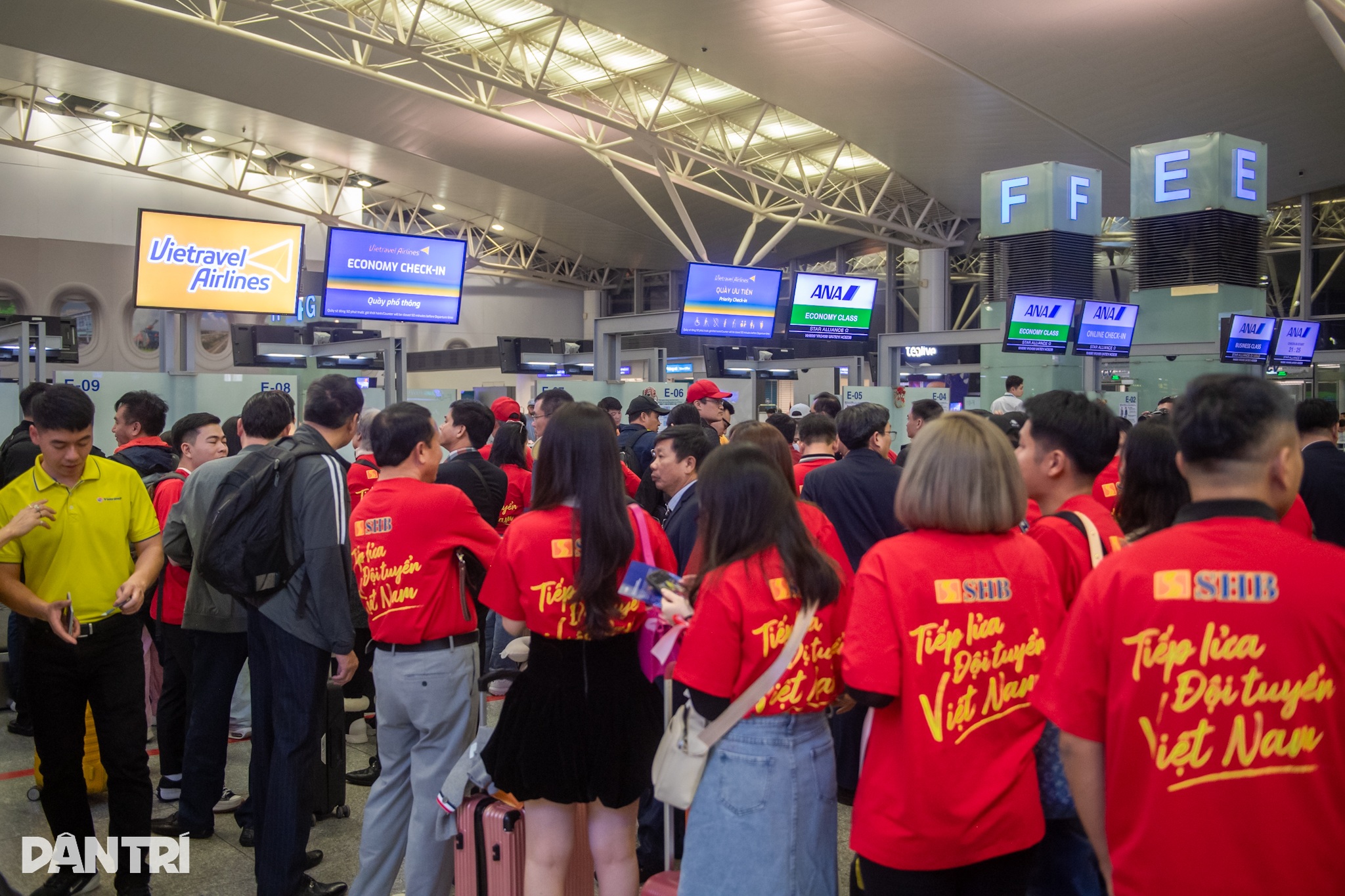 Hàng trăm cổ động viên bay sang Thái Lan tiếp lửa đội tuyển Việt Nam - 2 Hàng trăm cổ động viên bay sang Thái Lan tiếp lửa đội tuyển Việt Nam - 2