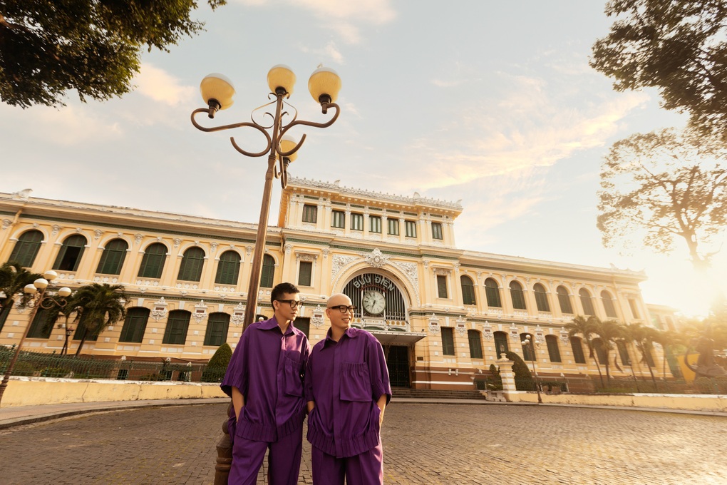 Nhà thiết kế Vũ Ngọc và Son biến Bưu điện thành sàn diễn thời trang - 1 Nhà thiết kế Vũ Ngọc và Son biến Bưu điện thành sàn diễn thời trang - 1