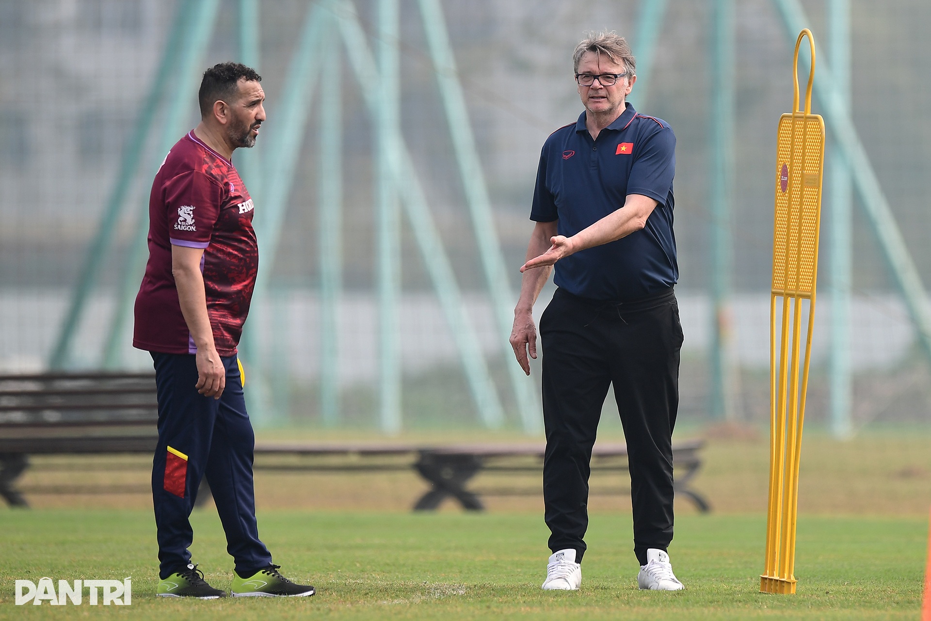 HLV Troussier thể hiện cá tính mạnh trong buổi tập cùng U23 Việt Nam - 12 HLV Troussier thể hiện cá tính mạnh trong buổi tập cùng U23 Việt Nam - 12