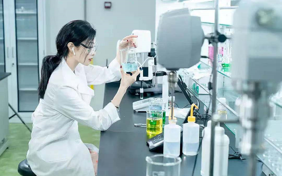 Ảnh Phạm Băng Băng làm nghiên cứu trong phòng thí nghiệm bị chê tơi tả - 4 Ảnh Phạm Băng Băng làm nghiên cứu trong phòng thí nghiệm bị chê tơi tả - 4