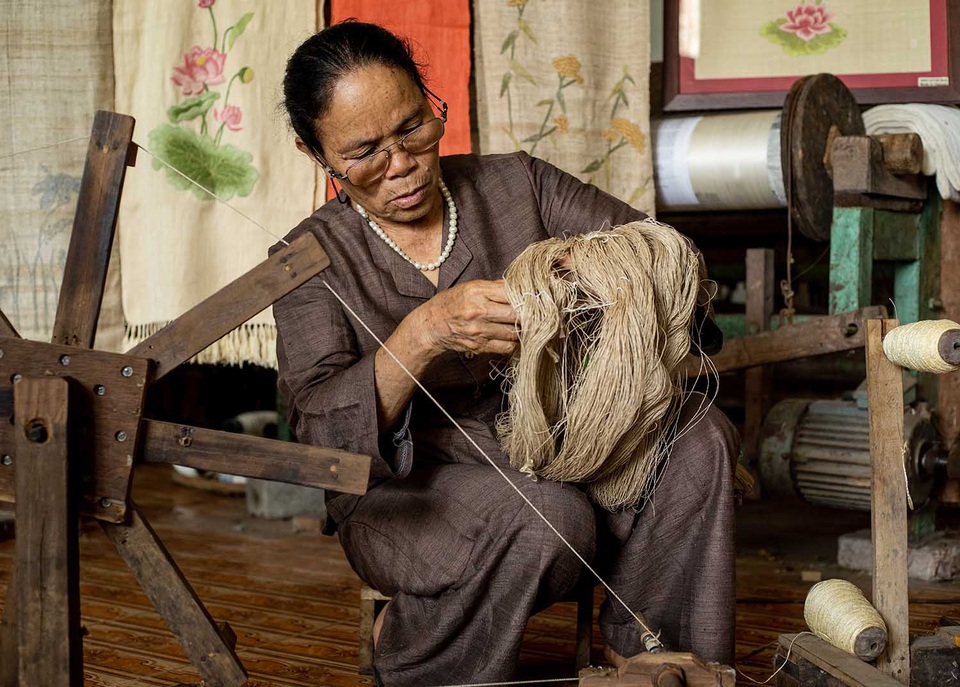 Người phụ nữ khiến sen nhả ra ngọc dệt thành khăn giá 10 triệu đồng/chiếc - 13 Người phụ nữ khiến sen nhả ra ngọc dệt thành khăn giá 10 triệu đồng/chiếc - 13