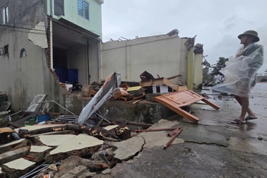 Người dân miền Trung trắng đêm trong tâm bão Bualoi