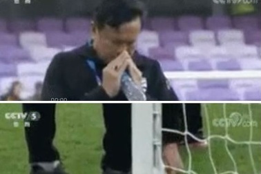 HLV Thái Lan bị phát hiện lén “yểm bùa” khung thành Trung Quốc