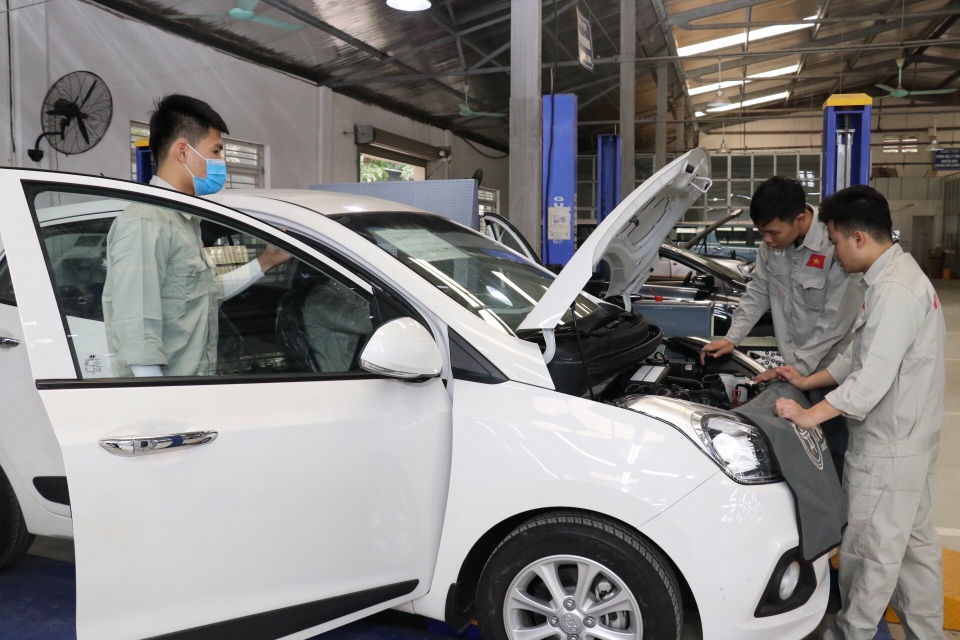 Hiệu trưởng cam kết trả học phí nếu SV thất nghiệp, học giỏi được tặng ô tô - 2 Hiệu trưởng cam kết trả học phí nếu SV thất nghiệp, học giỏi được tặng ô tô - 2
