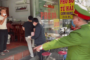 Theo chân công an nhắc nhở cơ sở kinh doanh đóng cửa trước 21h