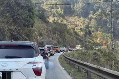 Khách Hà Nội đi Mộc Châu từ 4h sáng, gọi 20 khách sạn đều hết phòng