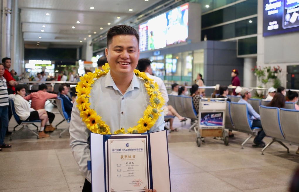 Nhà vô địch cờ tướng thế giới Lại Lý Huynh về nước sau chiến thắng vang dội - 1 Nhà vô địch cờ tướng thế giới Lại Lý Huynh về nước sau chiến thắng vang dội - 1