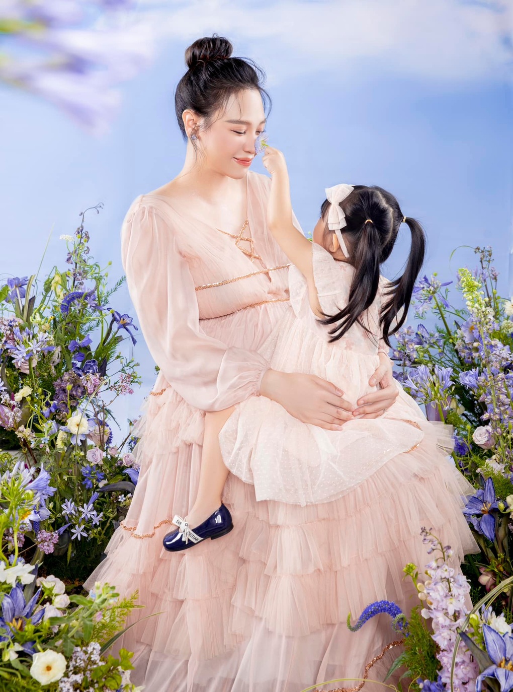 Loạt mỹ nhân Việt bụng bầu vượt mặt vẫn gợi cảm hút hồn - 8 Loạt mỹ nhân Việt bụng bầu vượt mặt vẫn gợi cảm hút hồn - 8