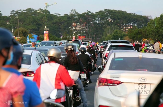 Đường lên Đà Lạt, về miền Tây kẹt cứng - Ảnh 1. Đường lên Đà Lạt, về miền Tây kẹt cứng - Ảnh 1.