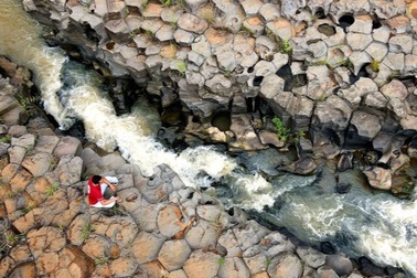 Phát hiện suối đá "tổ ong" kỳ lạ ở Gia Lai